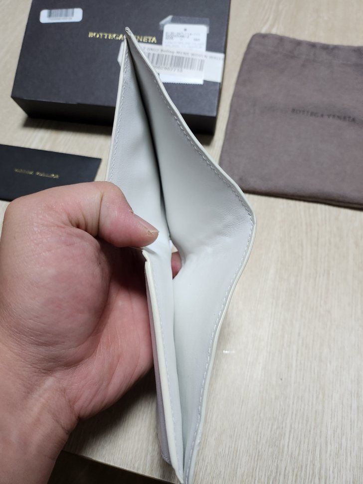 보테가 베네타 남성 반지갑 판매합니다 보테가 베네타 남성 반지갑 판매합니다
