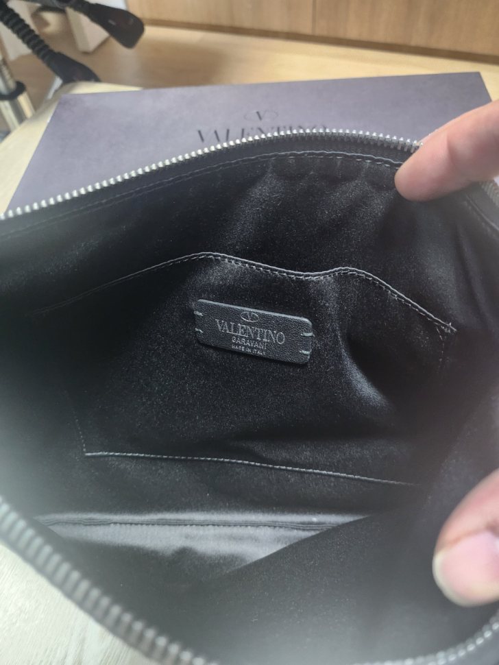발렌티노 클러치백 판매합니다 발렌티노 클러치백 판매합니다
