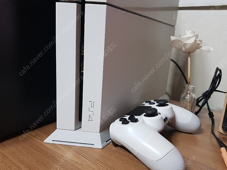 PS4 1105 화이트 18만원에 팝니다. PS4 1105 화이트 18만원에 팝니다.
