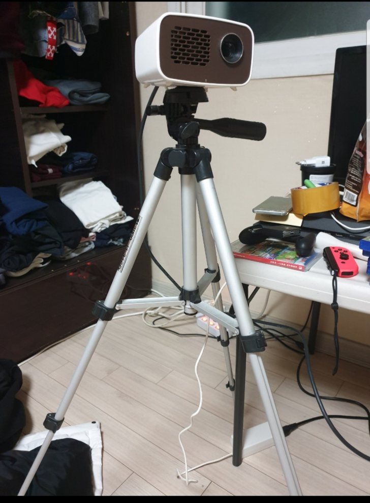 LG 미니빔+삼각대+충전기 급처 연락주세요 가격협의 가능 LG 미니빔+삼각대+충전기 급처 연락주세요 가격협의 가능