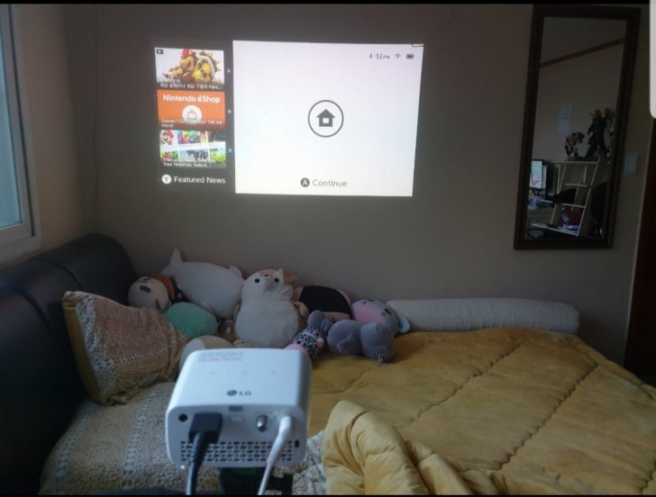 LG 미니빔+삼각대+충전기 급처 연락주세요 가격협의 가능 LG 미니빔+삼각대+충전기 급처 연락주세요 가격협의 가능