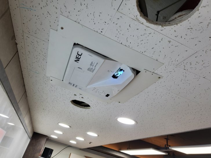NEC U321H 초단초점 빔프로젝터