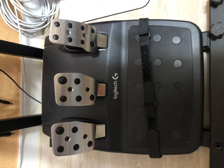 로지텍 G29 + 거치대 거의 새제품 판매합니다. 로지텍 G29 + 거치대 거의 새제품 판매합니다.