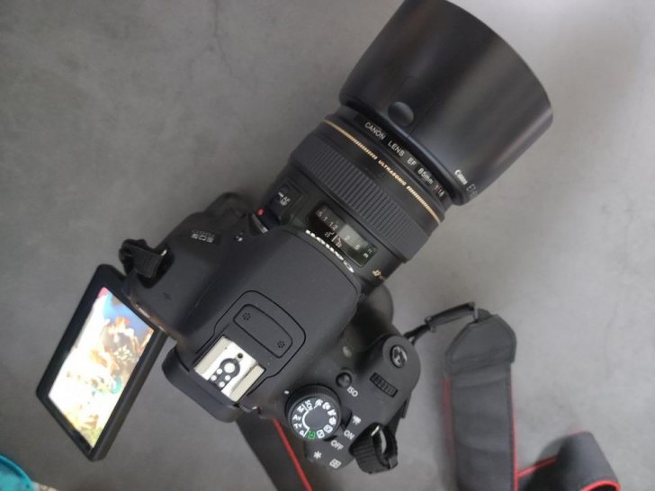 케논 700D DSLR 85mm 여친렌즈 세로그립 스포트라이트 케논 700D DSLR 85mm 여친렌즈 세로그립 스포트라이트