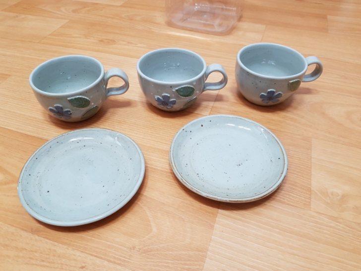 찻잔 2종(잔3, 받침2 + 잔1, 받침2) 찻잔 2종(잔3, 받침2 + 잔1, 받침2)