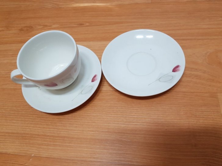 찻잔 2종(잔3, 받침2 + 잔1, 받침2) 찻잔 2종(잔3, 받침2 + 잔1, 받침2)