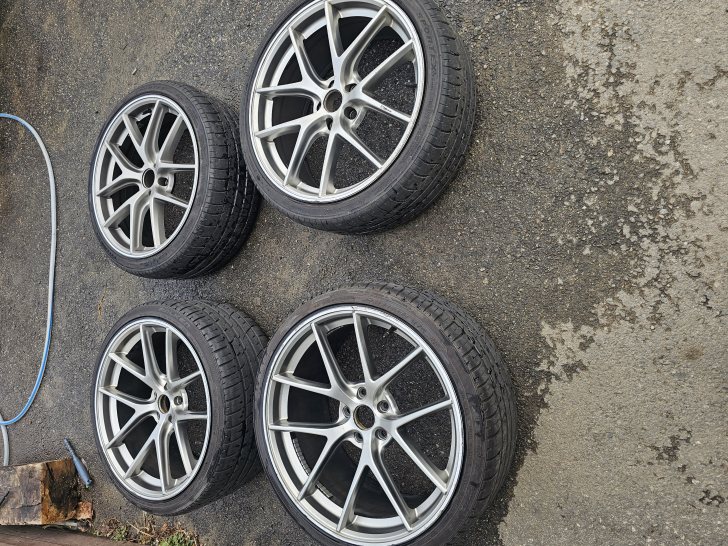20인치 BBS cir st 휠타이어 팝니다. 20인치 BBS cir st 휠타이어 팝니다.