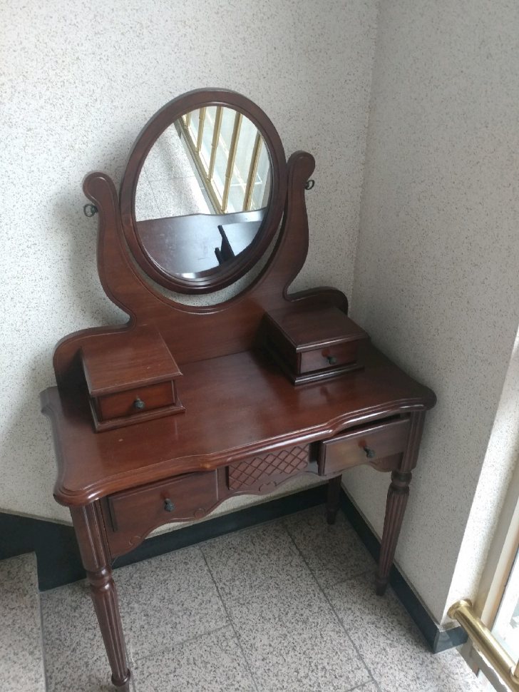퀸사이즈 침대, 화장대, 협탁 퀸사이즈 침대, 화장대, 협탁
